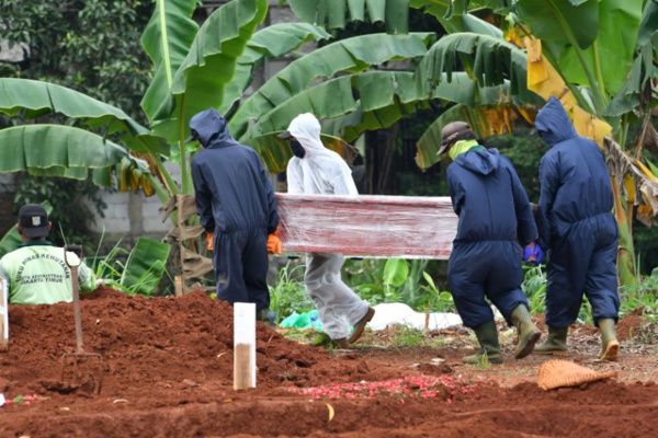 Indonésie: course contre le virus la peur au ventre dans un cimetière de Jakarta Indonésie: course contre le virus la peur au ventre dans un cimetière de Jakarta