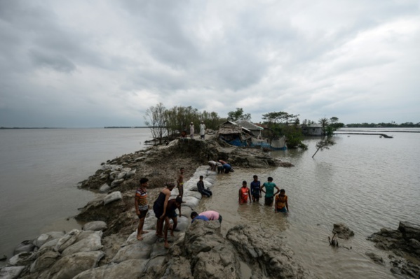 "Tout est perdu" : après le cyclone Amphan, plus que ses yeux pour pleurer "Tout est perdu" : après le cyclone Amphan, plus que ses yeux pour pleurer