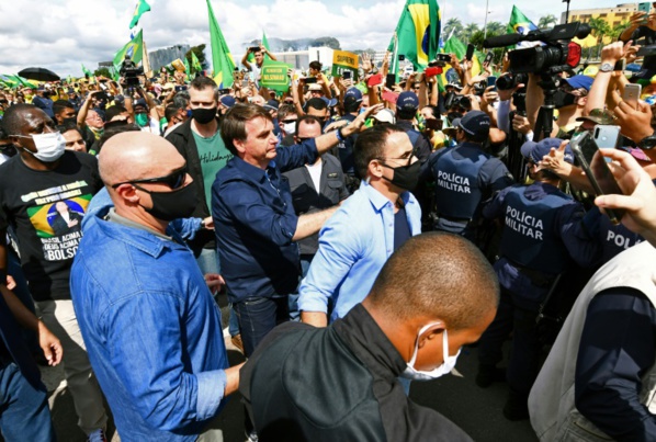Bolsonaro et la pandémie au Brésil: comme Trump, en pire (analystes)