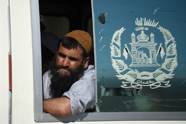 Kaboul libère 900 talibans et espère l'extension du cessez-le-feu