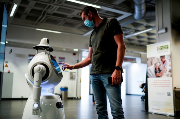 A Anvers, un robot prend la température des patients et vérifie le port du masque A Anvers, un robot prend la température des patients et vérifie le port du masque