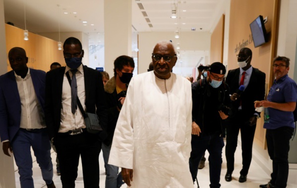 "Voilà qui je suis": à son procès pour corruption, Lamine Diack démarre son show