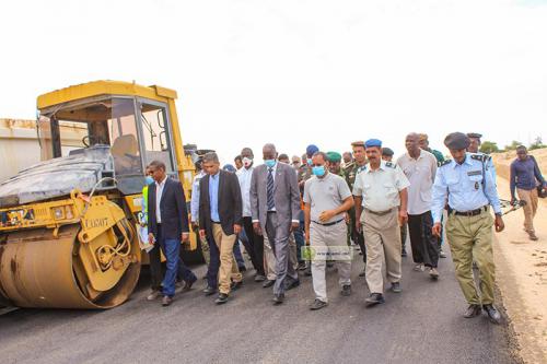 Le ministre de l’Équipement visite des chantiers de construction des axes routiers situés dans les wilayas de Nouakchott-Sud et Nouakchott-Nord