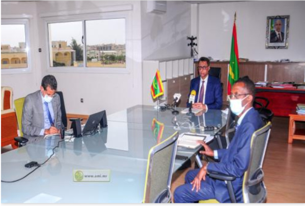 Le ministre du Pétrole participe à une plateforme sur l'initiative "générer de l'énergie à partir du désert" Le ministre du Pétrole participe à une plateforme sur l'initiative "générer de l'énergie à partir du désert"