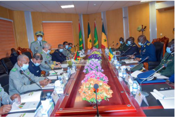 Le Chef d’état-major général des Armées tient une réunion de travail avec son homologue du Sénégal Nouakchott, 17/12/2020 Le Chef d’état-major général des Armées tient une réunion de travail avec son homologue du Sénégal Nouakchott, 17/12/2020