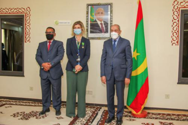 Le ministre de la justice, par intérim ministre des Affaires étrangères, décore la représentante de l'Organisation Internationale pour les Migrations Le ministre de la justice, par intérim ministre des Affaires étrangères, décore la représentante de l'Organisation Internationale pour les Migrations