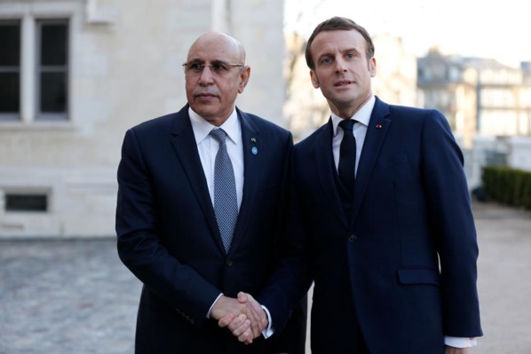 Le président de la République discute avec son homologue français des moyens de renforcer les relations de coopération Le président de la République discute avec son homologue français des moyens de renforcer les relations de coopération