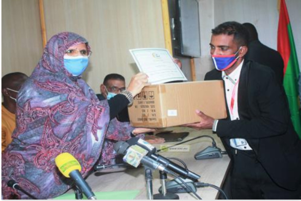 Le Conseil Régional de Nouakchott livres du matériel de désinfection à 20 coiffeurs du syndicat de la profession Le Conseil Régional de Nouakchott livres du matériel de désinfection à 20 coiffeurs du syndicat de la profession