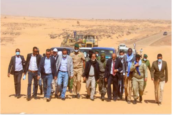 Le ministre de l’Équipement visite les travaux de désensablement de la route Atar-Tidjikja Le ministre de l’Équipement visite les travaux de désensablement de la route Atar-Tidjikja