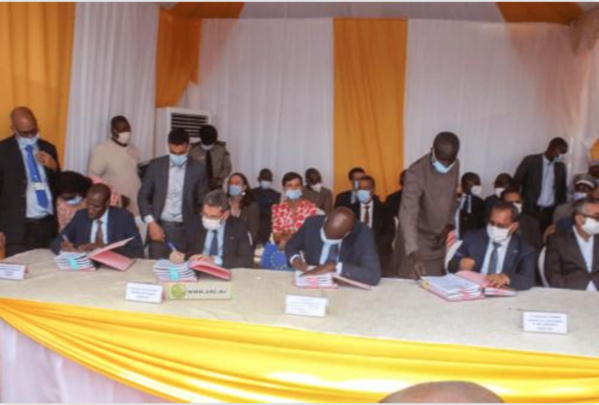 Signature du contrat de construction du Pont de Rosso
