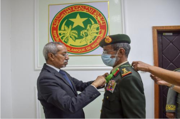 Le ministre de la défense décore le chef d'état major des forces armées émiraties Le ministre de la défense décore le chef d'état major des forces armées émiraties