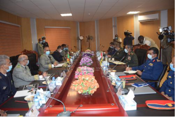 Le Chef d’état-major général des Armées tient une réunion de travail avec le Chef d’état-major des forces armées des Emirats Arabes Unis Le Chef d’état-major général des Armées tient une réunion de travail avec le Chef d’état-major des forces armées des Emirats Arabes Unis