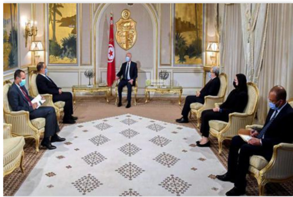 Le ministre des Affaires étrangères remet un message du Président de la République à son homologue tunisien Le ministre des Affaires étrangères remet un message du Président de la République à son homologue tunisien