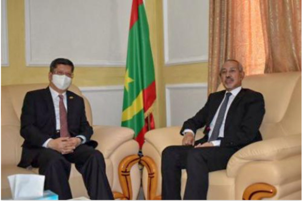 Le ministre de la Défense reçoit l'ambassadeur chinois Le ministre de la Défense reçoit l'ambassadeur chinois