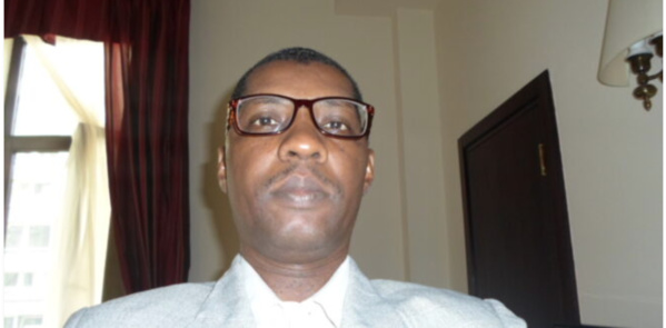 Le premier ministre tape du poing sur la table Le premier ministre tape du poing sur la table