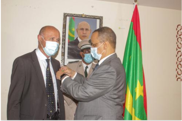 Le ministre des Affaires étrangères décore le consul de notre pays auprès de la région de Murcia en Espagne Le ministre des Affaires étrangères décore le consul de notre pays auprès de la région de Murcia en Espagne