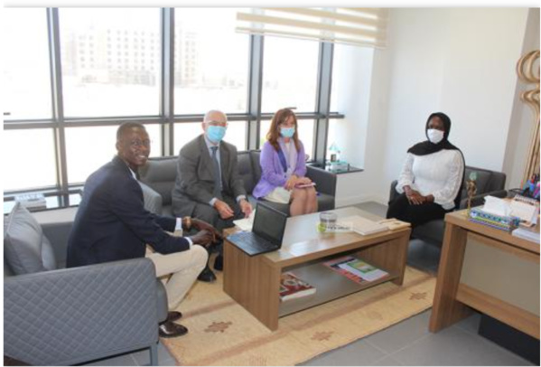 La directrice de la promotion des investissements reçoit le chargé de projets à l’Agence française de développement La directrice de la promotion des investissements reçoit le chargé de projets à l’Agence française de développement