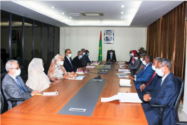 Remise des lettres d’engagement aux ministres et commissaires nouvellement nommés Remise des lettres d’engagement aux ministres et commissaires nouvellement nommés