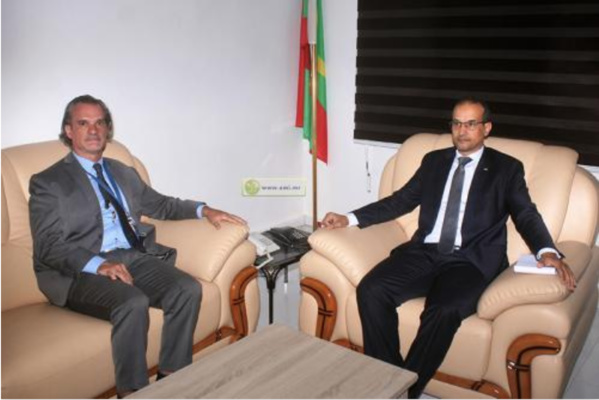 Le Commissaire aux droits de l’Homme s’entretient avec le représentant du HCDH Le Commissaire aux droits de l’Homme s’entretient avec le représentant du HCDH