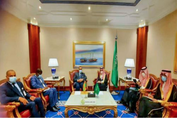Le ministre des Affaires étrangères rencontre son homologue saoudien
