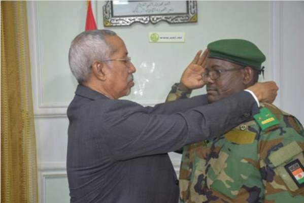 Le commandant de la force conjointe du G5 Sahel décoré au terme de sa mission Le commandant de la force conjointe du G5 Sahel décoré au terme de sa mission