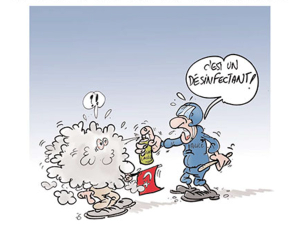 Des policiers dispersent les piétons accompagnant Ould Abdel Aziz Des policiers dispersent les piétons accompagnant Ould Abdel Aziz