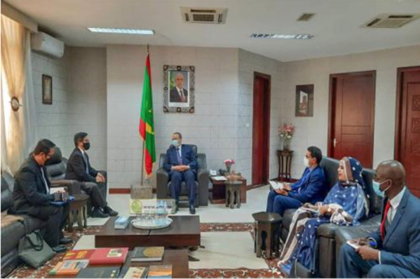 Le ministre des Affaires étrangères reçoit les copies igurées des lettres de créance du nouvel ambassadeur philippin Le ministre des Affaires étrangères reçoit les copies igurées des lettres de créance du nouvel ambassadeur philippin