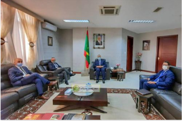 Le ministre des Affaires étrangères reçoit les copies figurées des lettres de créance de l'ambassadeur d'Italie Le ministre des Affaires étrangères reçoit les copies figurées des lettres de créance de l'ambassadeur d'Italie