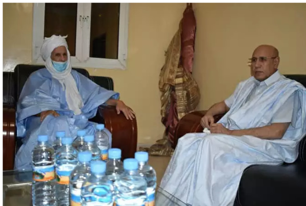 Le président Ghazouani rend visite à Ould Haidalla à l'hôpital militaire