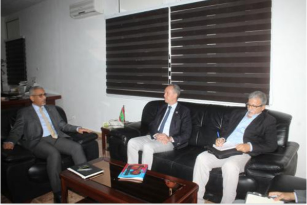 Le ministre de l'hydraulique reçoit le représentant de l'UNICEF Le ministre de l'hydraulique reçoit le représentant de l'UNICEF