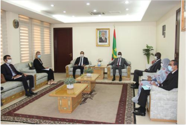 Le Premier ministre reçoit le directeur du Bureau régional du développement et des services pour l'Afrique du Nord à la Banque africaine de développement Le Premier ministre reçoit le directeur du Bureau régional du développement et des services pour l'Afrique du Nord à la Banque africaine de développement