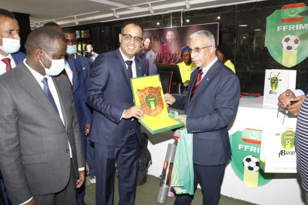 Le ministre de la Culture pose la première pierre d'un centre de médecine sportive Le ministre de la Culture pose la première pierre d'un centre de médecine sportive