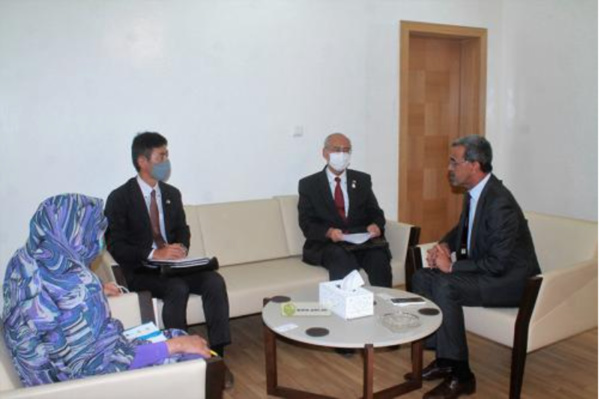 Le ministre des pêches reçoit l'ambassadeur du Japon Le ministre des pêches reçoit l'ambassadeur du Japon