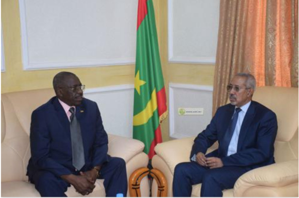 Le ministre de la Défense nationale tient une séance de travail avec son homologue tchadien Le ministre de la Défense nationale tient une séance de travail avec son homologue tchadien