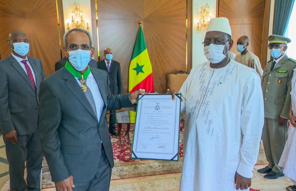 Macky Sall fait ses adieux à l’ambassadeur de Mauritanie au Sénégal SEM Cheikhna Ould Nenni au cours d’une grande cérémonie