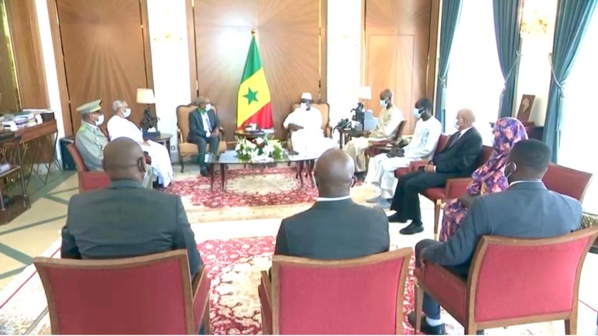 Macky Sall fait ses adieux à l’ambassadeur de Mauritanie au Sénégal SEM Cheikhna Ould Nenni au cours d’une grande cérémonie