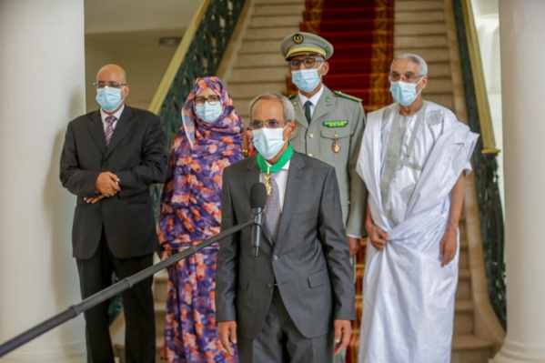 Macky Sall fait ses adieux à l’ambassadeur de Mauritanie au Sénégal SEM Cheikhna Ould Nenni au cours d’une grande cérémonie