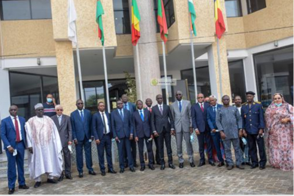 Le président du Conseil des ministres du G5-Sahel installe le nouveau secrétaire général du groupe Le président du Conseil des ministres du G5-Sahel installe le nouveau secrétaire général du groupe