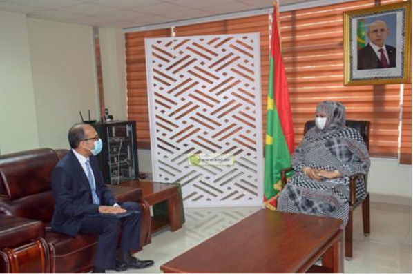 La ministre du Commerce reçoit l'ambassadeur de Tunisie La ministre du Commerce reçoit l'ambassadeur de Tunisie