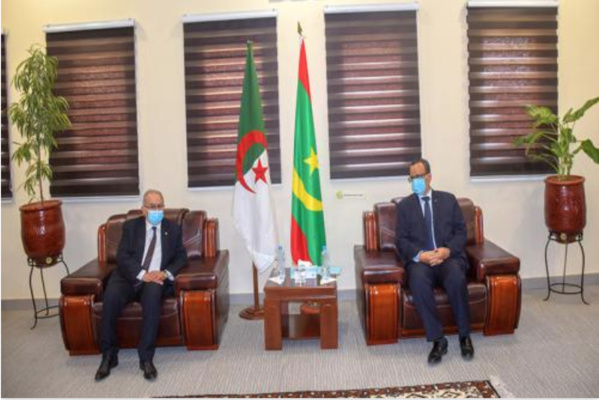 Le ministre des Affaires étrangères s'entretient avec son homologue algérien Le ministre des Affaires étrangères s'entretient avec son homologue algérien