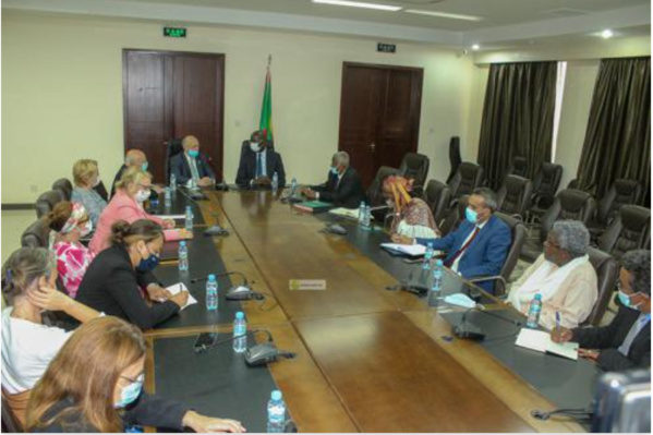 Le ministre des affaires économiques tient une réunion avec une délégation parlementaire française Le ministre des affaires économiques tient une réunion avec une délégation parlementaire française