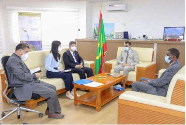 Le ministre du Pétrole reçoit l’ambassadeur de Chine à Nouakchott