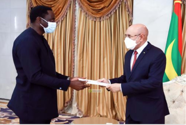 Le Président de la République reçoit un message écrit de son homologue gambien Le Président de la République reçoit un message écrit de son homologue gambien