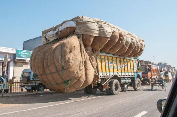 Le ministre de l’équipement et des transports : « nous sommes le seul pays à ne pas surveiller la charge des camions »