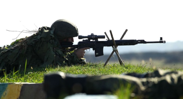 Le chef d’état- major général adjoint des armées supervise la compétition de tir à la cible