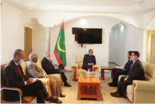 Le président de l’Autorité de la zone franche de Nouadhibou reçoit le consul général Espagnol Le président de l’Autorité de la zone franche de Nouadhibou reçoit le consul général Espagnol