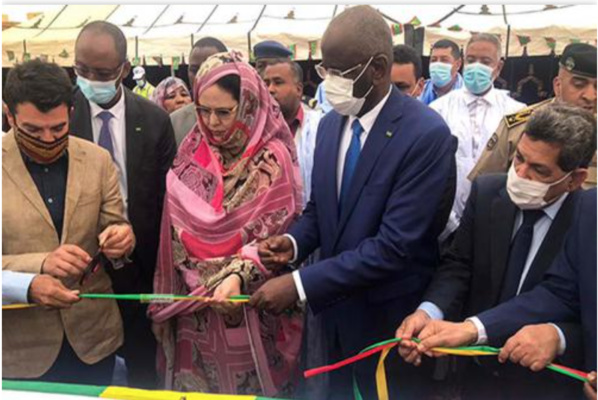 Le ministre de l'Intérieur supervise la pose de la première pierre d'un projet de construction d'une place publique avec une décoration à temps plein Le ministre de l'Intérieur supervise la pose de la première pierre d'un projet de construction d'une place publique avec une décoration à temps plein