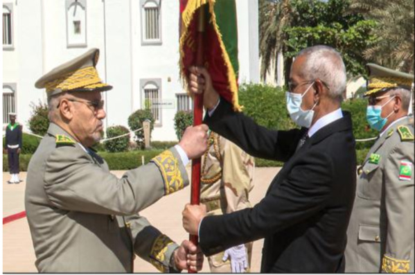 Le ministre de la Défense nationale supervise la cérémonie de passation de service entre le chef d’Etat-major général des armées et son prédécesseur
