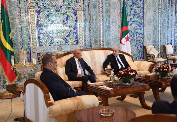 Le Président de la République s’entretient en tête-à-tête avec son homologue algérien Le Président de la République s’entretient en tête-à-tête avec son homologue algérien