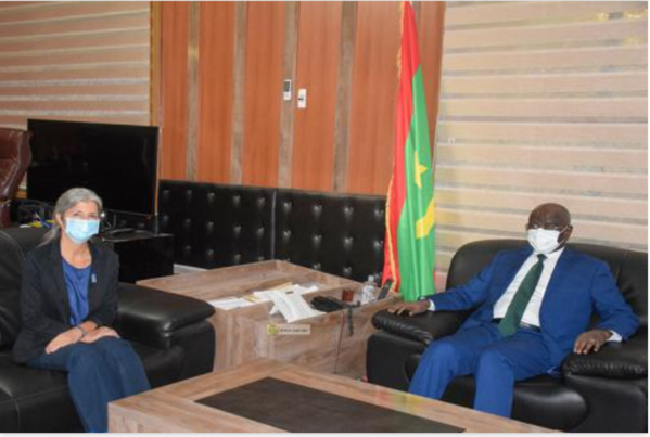 Le ministre de l'Intérieur s'entretient avec la représentante du Haut Commissariat des Nations Unies pour les réfugiés Le ministre de l'Intérieur s'entretient avec la représentante du Haut Commissariat des Nations Unies pour les réfugiés